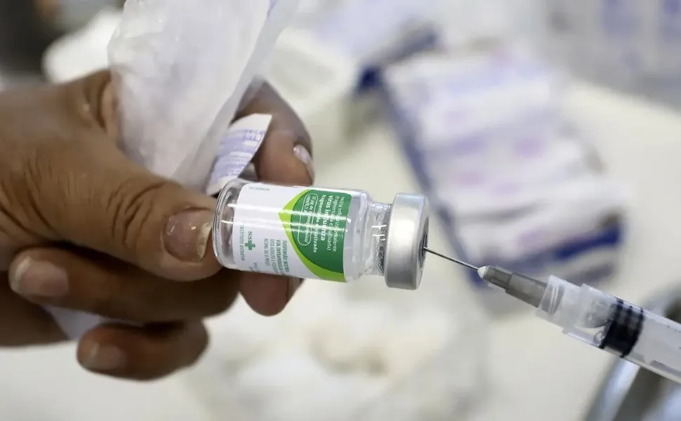 Imagem ilustrativa da imagem Vacinas contra gripe e Covid-19 disponíveis no SUS reduzem risco de infarto e AVC