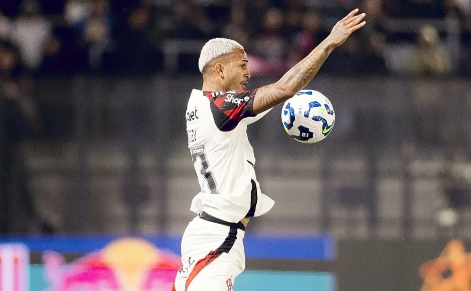 Imagem ilustrativa da imagem Wesley salva em tom de adeus, Flamengo bate Bragantino e cola no Cruzeiro