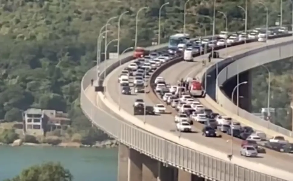 Imagem ilustrativa da imagem Acidente entre carro e moto na terceira ponte complica trânsito na Grande Vitória