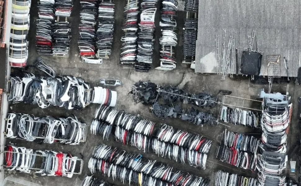 Imagem ilustrativa da imagem Ferro-velho com peças de carros roubados é fechado em Vila Velha e dono é preso