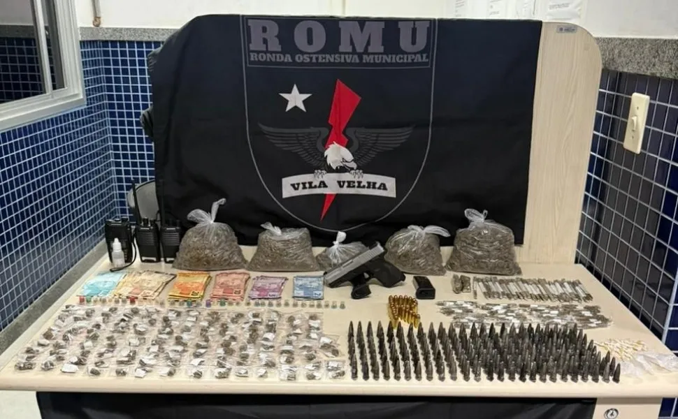 Imagem ilustrativa da imagem Guarda persegue suspeito, entra em casa e encontra armas e drogas em Vila Velha