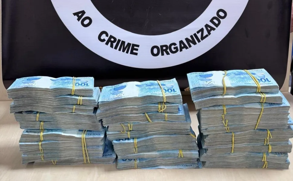 Imagem ilustrativa da imagem Homem é preso com R$ 300 mil em dinheiro dentro de mochila