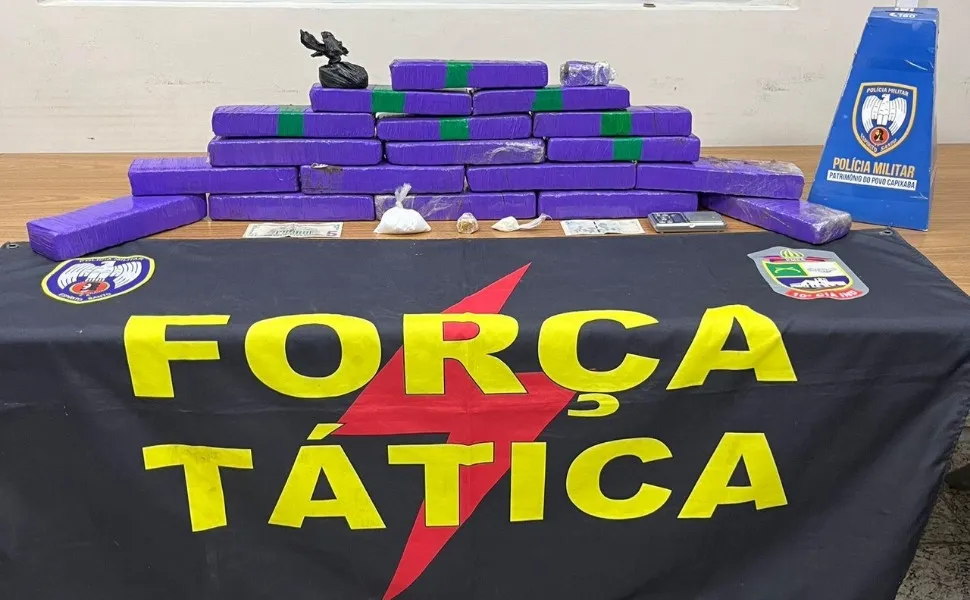 Imagem ilustrativa da imagem Servidor de prefeitura do ES é preso com 12 tabletes de maconha em carro oficial