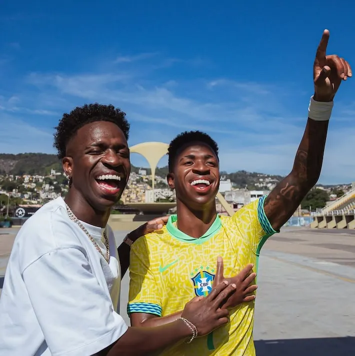 Imagem ilustrativa da imagem Vinícius Júnior ganha estátua de cera e se impressiona com semelhança