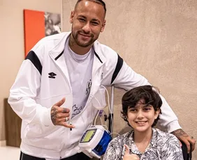 Imagem ilustrativa da imagem Capixaba com síndrome rara recebe camisa autografada de Neymar