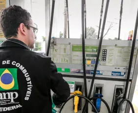 Imagem ilustrativa da imagem A gasolina não baixou de preço. Mas deveria