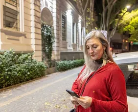 Imagem ilustrativa da imagem ‘Precisei usar apps com carros blindados para me sentir segura’, diz vítima de roubo na Faria Lima