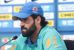 Imagem ilustrativa da imagem Alisson desfalca pré-temporada do Liverpool na Ásia sob alegação de ‘problemas pessoais’