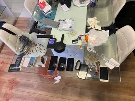 Imagem ilustrativa da imagem Casal é encontrado morto em apartamento após vizinhos verem sangue escorrendo pela parede