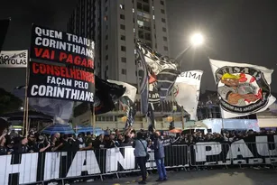Imagem ilustrativa da imagem Torcida ‘enterra’ Augusto Melo e Andrés em protesto: ‘Quem traiu o Corinthians vai pagar’