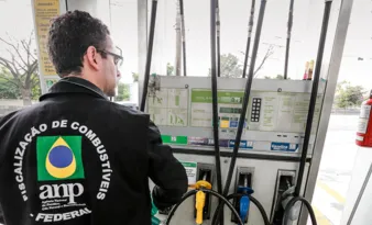 Imagem ilustrativa da imagem A gasolina não baixou de preço. Mas deveria