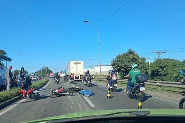 Imagem ilustrativa da imagem Acidente entre carreta e motos deixa um morto e interdita trecho da BR-101 na Serra
