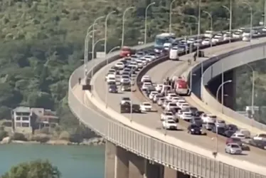 Imagem ilustrativa da imagem Acidente entre carro e moto na terceira ponte complica trânsito na Grande Vitória