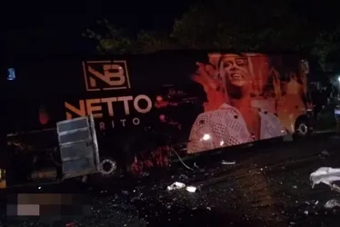 Imagem ilustrativa da imagem Acidente entre ônibus de banda e carro deixa três mortos na Bahia