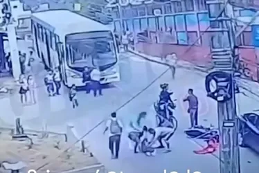 Imagem ilustrativa da imagem Aluno é atropelado por moto em frente a escola em Cariacica; Veja vídeo