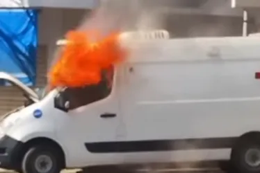 Imagem ilustrativa da imagem VÍDEO | Ambulância pega fogo e motorista corre para se salvar no Noroeste do ES