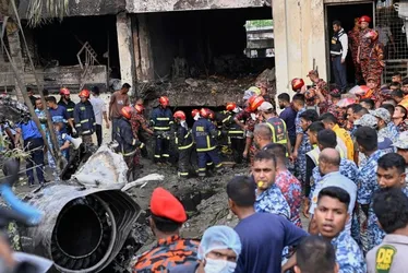 Imagem ilustrativa da imagem Avião militar cai em escola em Bangladesh e deixa ao menos 19 mortos