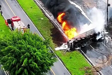 Imagem ilustrativa da imagem Caminhão-tanque explode na manhã desta quinta na BR-101, em Igarassu; COM VÍDEOS