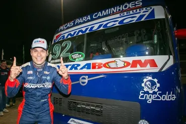 Imagem ilustrativa da imagem Capixaba Hugo Cibien vence primeira corrida noturna da história da Copa Truck