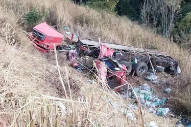 Imagem ilustrativa da imagem Carreta tomba, cai de barranco e deixa dois feridos na BR-262, em Iúna