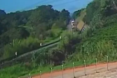 Imagem ilustrativa da imagem Carreta tomba na BR-101 e complica trânsito em Ibiraçu; Veja vídeo