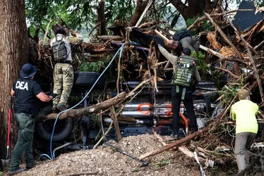 Imagem ilustrativa da imagem Casa Branca nega culpa em enchente com 103 mortos: 'um ato de Deus'