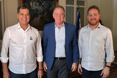Imagem ilustrativa da imagem Casagrande anuncia Bônus Desempenho para 15 mil professores da Rede Estadual