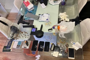 Imagem ilustrativa da imagem Casal é encontrado morto após vizinhos verem sangue escorrendo pela parede