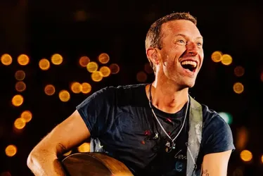 Imagem ilustrativa da imagem Chris Martin faz alerta sobre câmera do beijo após flagra de traição viralizar