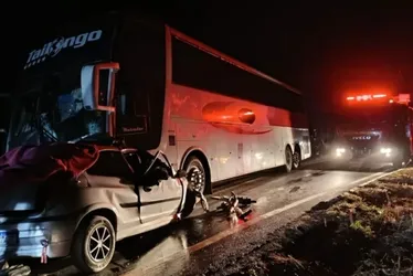 Imagem ilustrativa da imagem Cinco morrem em acidente entre carro e ônibus de romeiros em Minas Gerais