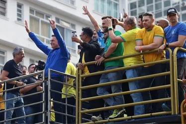 Imagem ilustrativa da imagem De tornozeleira, Bolsonaro participa de motociata em Brasília