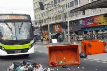 Imagem ilustrativa da imagem Dez ônibus são sequestrados e usados como barricada contra operação da PM no Rio