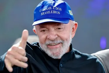 Imagem ilustrativa da imagem Em meio a embate com Trump, Lula usa boné "Brasil é dos brasileiros" no ES
