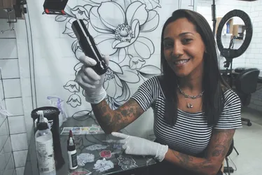 Imagem ilustrativa da imagem Entenda a proibição do Conselho de Medicina para uso de anestesia em tatuagens