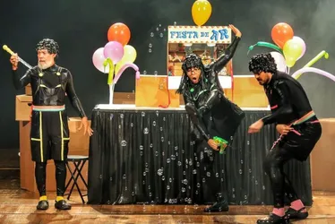 Imagem ilustrativa da imagem Festival de Teatro encerra férias com histórias que encantam crianças e famílias
