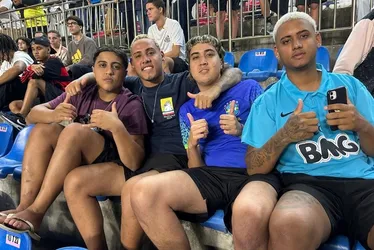 Imagem ilustrativa da imagem Gol, assistência e belo chapéu: Neymar dá show em Cariacica