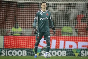Imagem ilustrativa da imagem Goleiro do Vasco expulso por cera tem hematoma e contusão por trauma, aponta exame