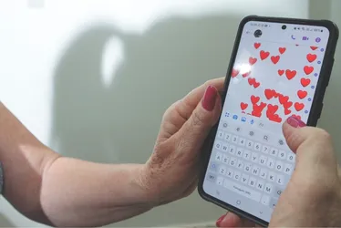 Imagem ilustrativa da imagem Golpe do amor: mulher finge câncer e idoso perde R$ 600 mil