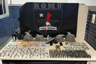 Imagem ilustrativa da imagem Guarda persegue suspeito, entra em casa e encontra armas e drogas em Vila Velha
