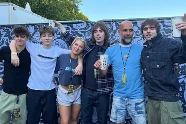 Imagem ilustrativa da imagem Guardiola rouba a cena no retorno do Oasis aos palcos em Manchester, mas ouve vaias em show