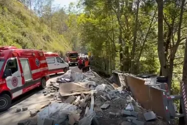 Imagem ilustrativa da imagem Homem morre após carreta tombar e cair em ribanceira na BR-262