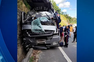 Imagem ilustrativa da imagem Homem morre em acidente envolvendo duas carretas em trecho da BR-101 no ES