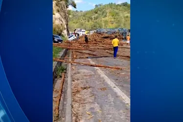 Imagem ilustrativa da imagem Homem morre em acidente envolvendo duas carretas em trecho da BR-101 no ES