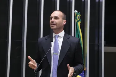 Imagem ilustrativa da imagem Motta envia pedidos de cassação de Eduardo Bolsonaro para Conselho de Ética