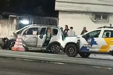 Imagem ilustrativa da imagem Jovem embriagada bate carro em muro do batalhão de trânsito da PM em Vila Velha