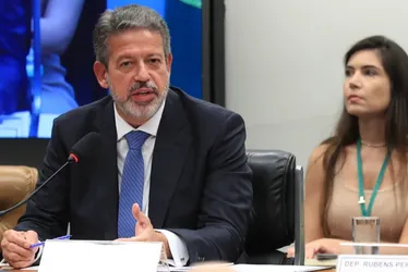 Imagem ilustrativa da imagem Lira mantém IR de 10% para renda alta e amplia isenção até R$ 7.350