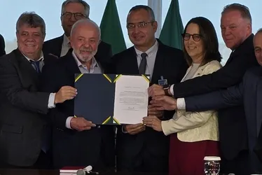 Imagem ilustrativa da imagem Lula e Casagrande assinam termo para novo curso de Medicina na Ufes