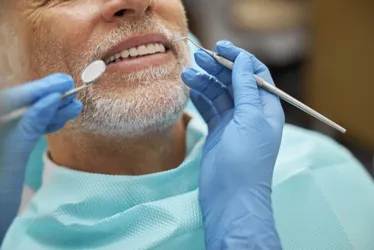 Imagem ilustrativa da imagem Mais idosos fazem implante dentário para ter sorriso de volta