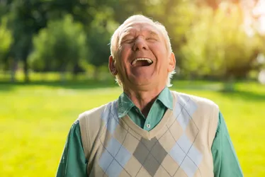Imagem ilustrativa da imagem Mais idosos fazem implante dentário para ter sorriso de volta