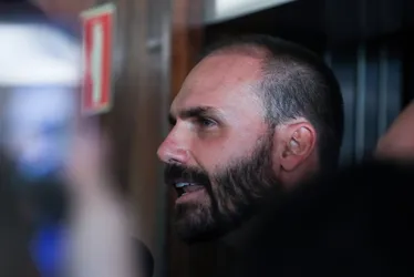 Imagem ilustrativa da imagem Moraes determina bloqueio de bens e contas de Eduardo Bolsonaro